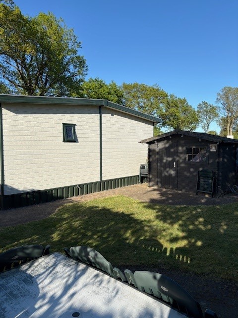 Achterkant huisje met berging