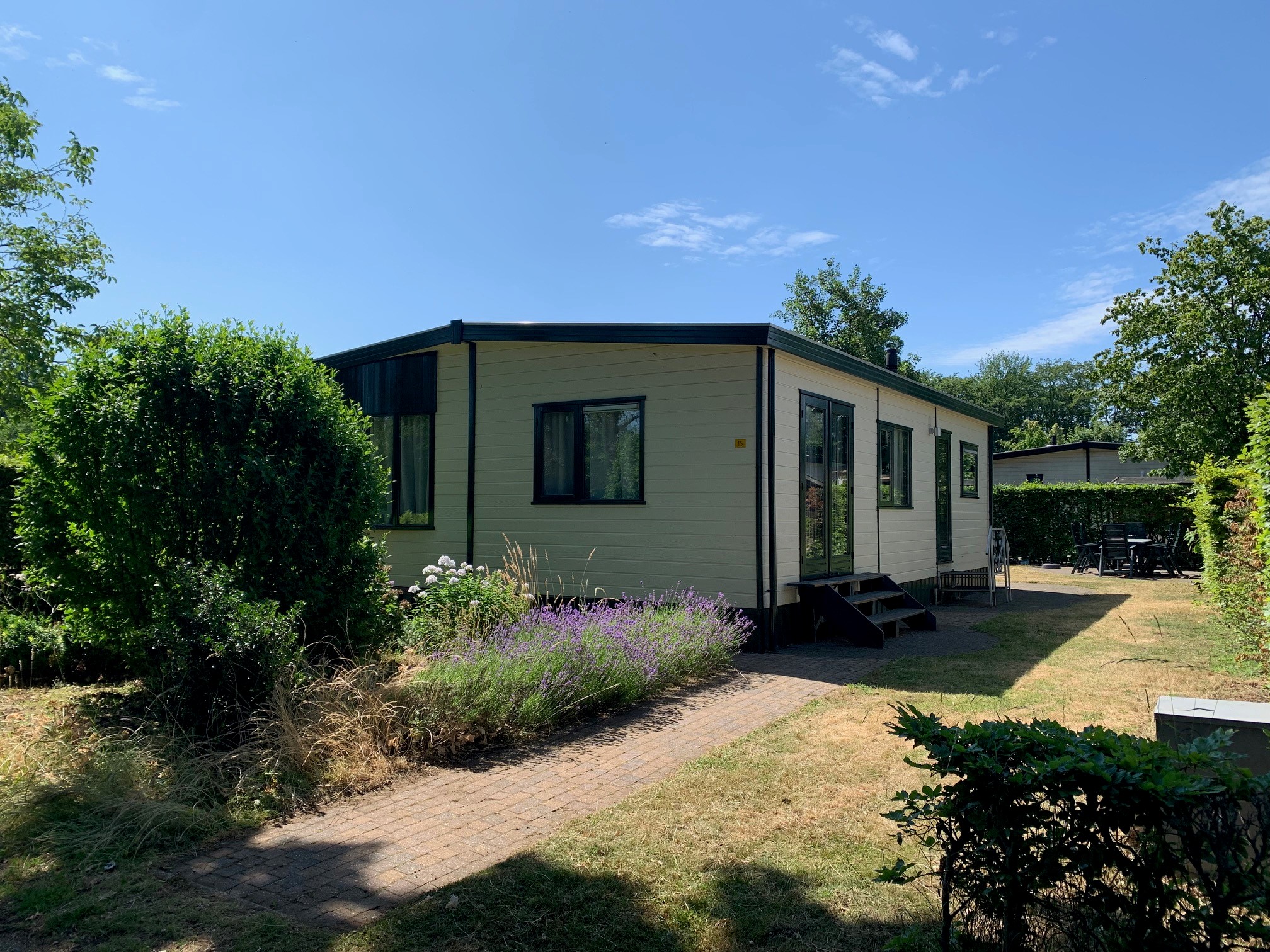 Bertuskamp 15 — voorkant in de zomer