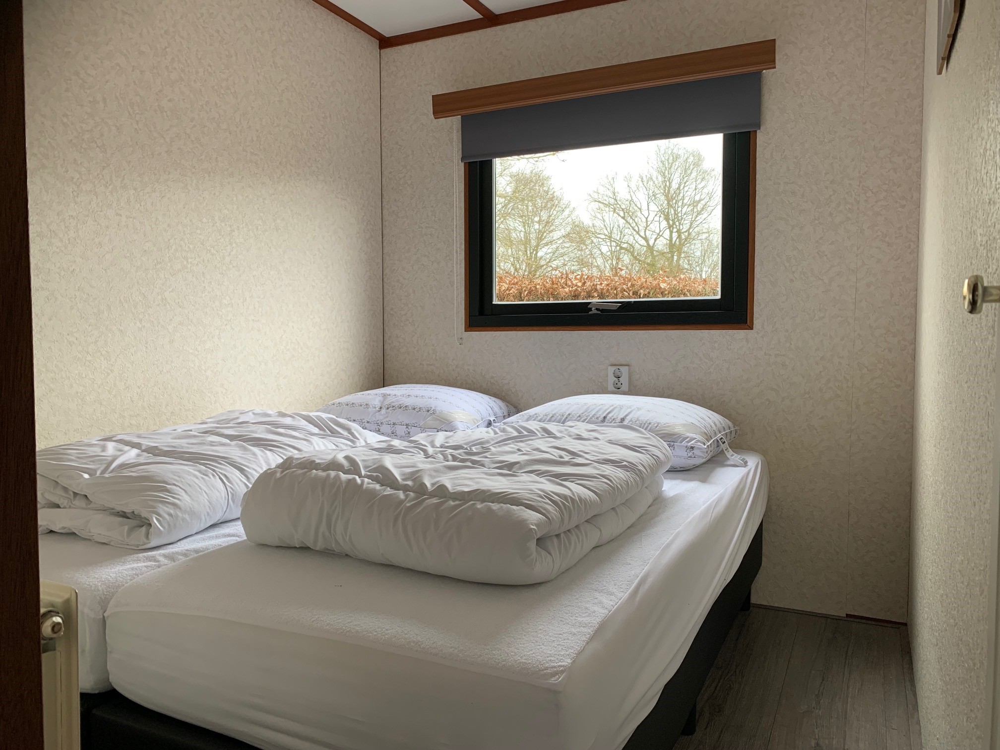 Slaapkamer met twee losse bedden
