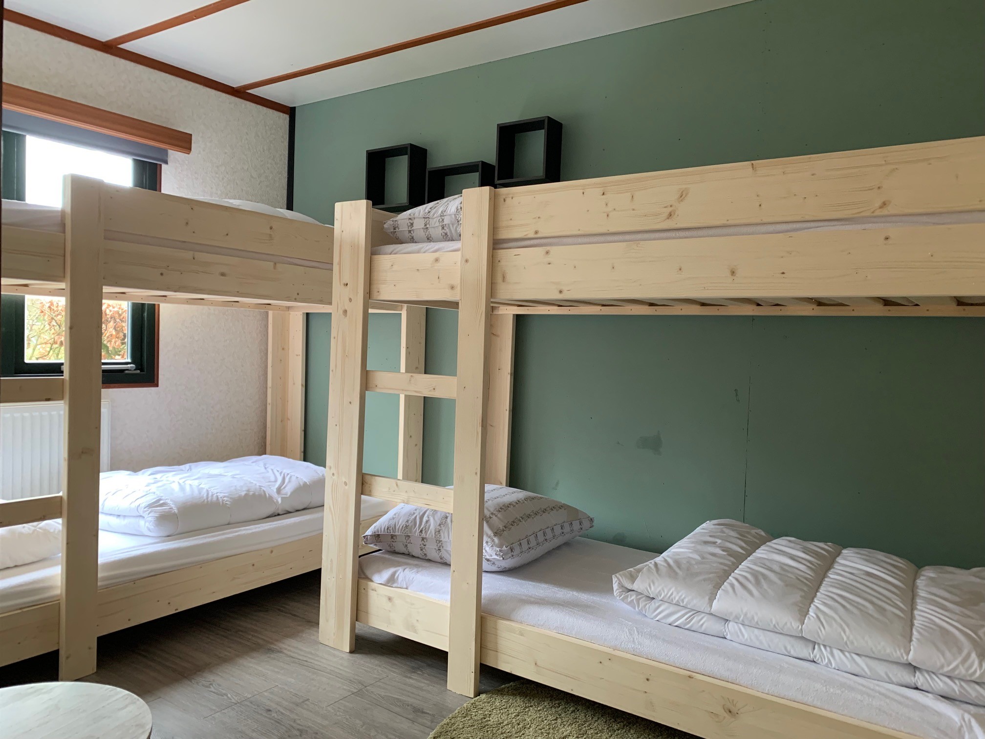 Slaapkamer met twee stapelbedden