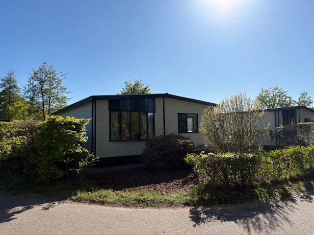 Voorkant huisje lente